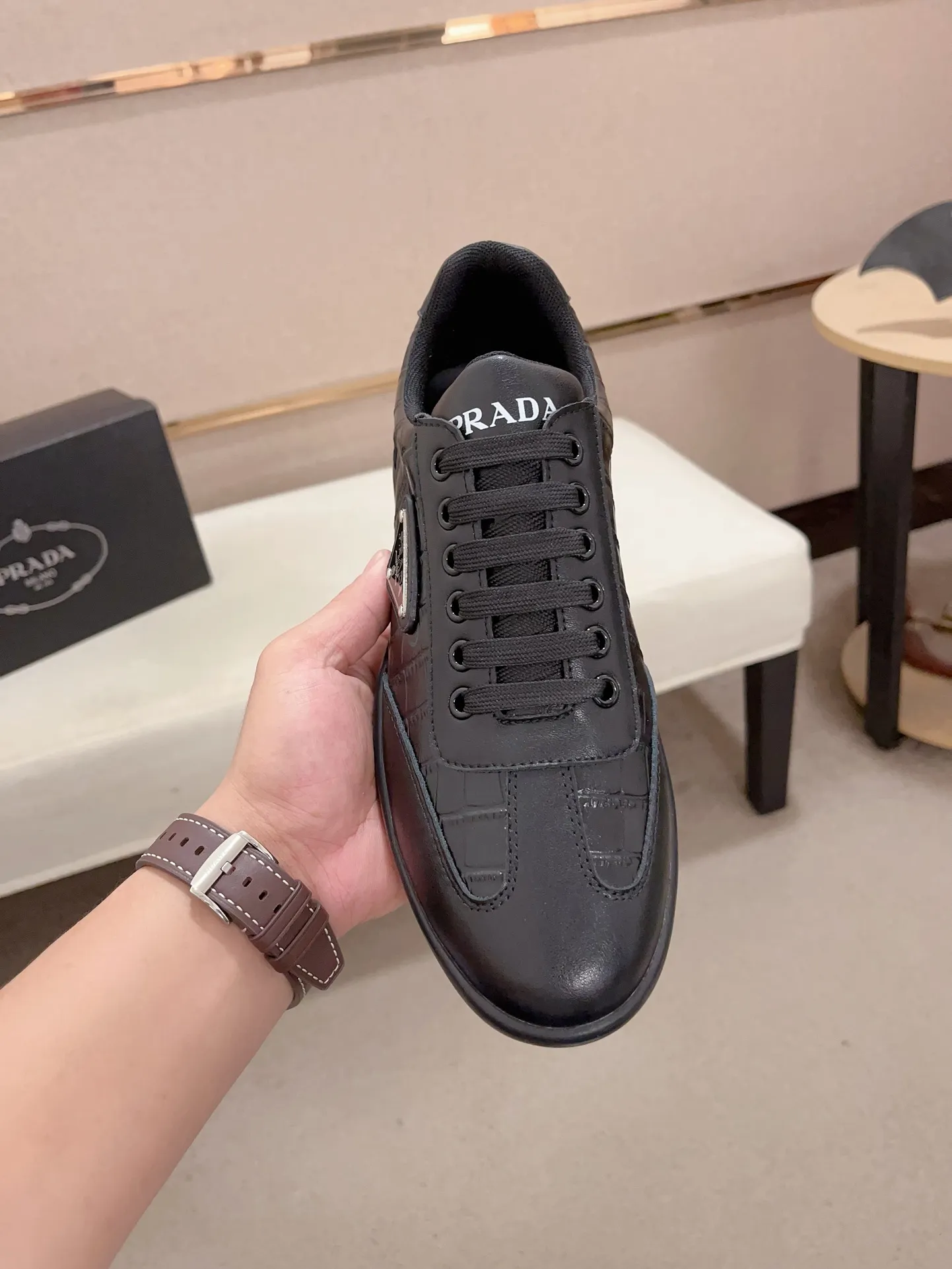 Factory price 420💰 ✔️✔️✔️The new PRADA (Prada) counters are launched simultaneously. The new men's shoes and 😘fabrics are made of selected first-layer cowhide ➕ breathable mesh technology. Lining: Full sheepskin lining. 👍🏿 High-end ☄️ air-cushion molded anti-slip rubber outsole, exquisite lines, simple and elegant, comfortable and high-end for leisure travel. Code number: 38 to 44 (45 can be customized)